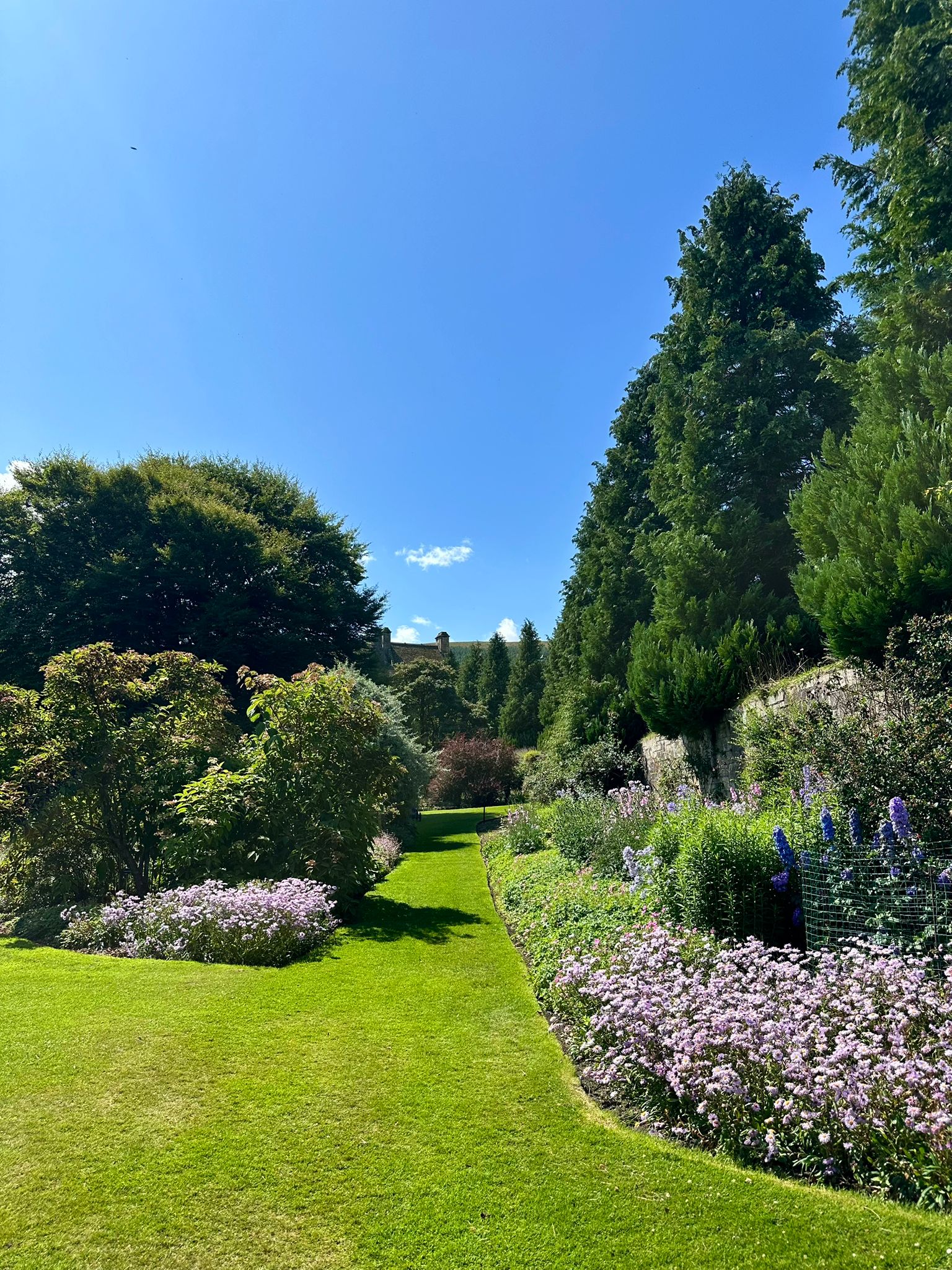 Jardins fleuris et verdoyants du Falkland Palace