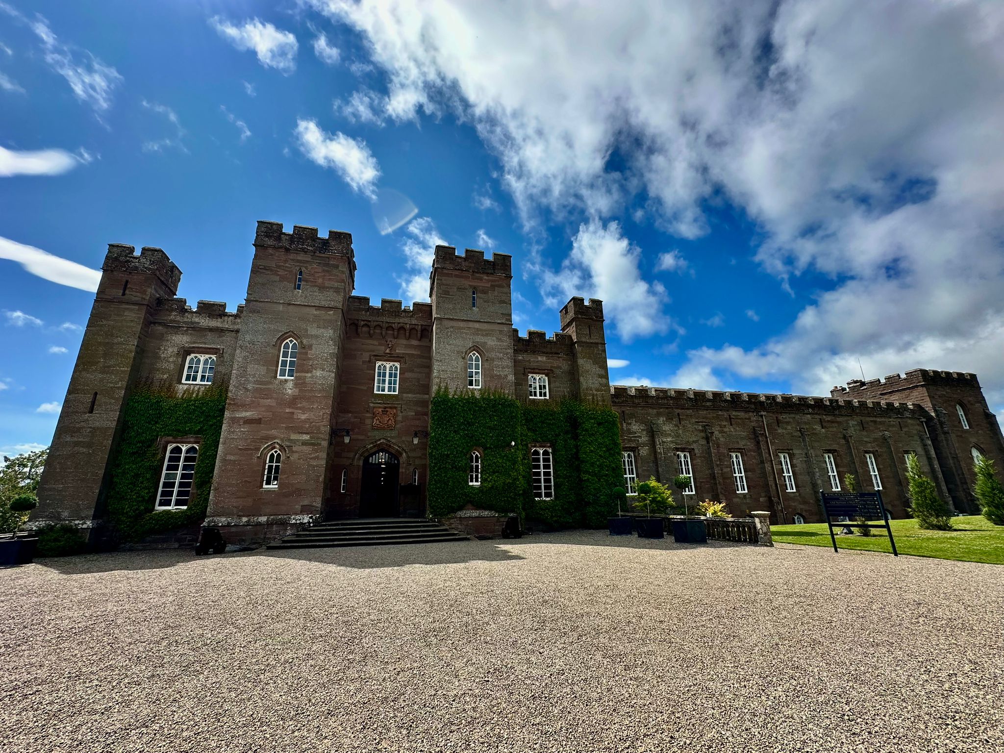 façade en pierre d’un château médiéval sous ciel bleu